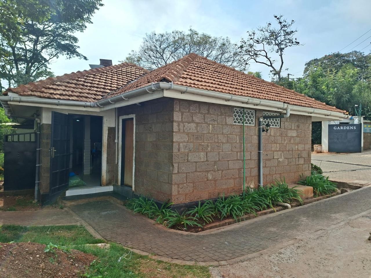 Amara Gardens — Decorative finishes and interior detail